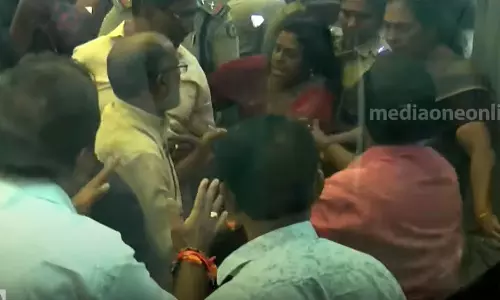 അഴിമതി മേയർ ഗോ ബാക്ക്; തിരുവനന്തപുരം കോർപറേഷനിൽ പ്രതിപക്ഷ പ്രതിഷേധം