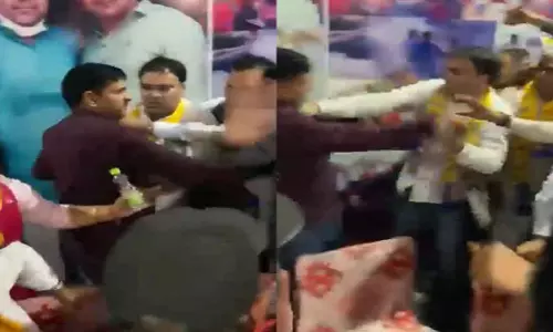 എ.എ.പി എം.എല്‍.എയെ പാര്‍ട്ടി പ്രവര്‍ത്തകര്‍ മര്‍ദിക്കുന്ന ദൃശ്യം പുറത്ത്