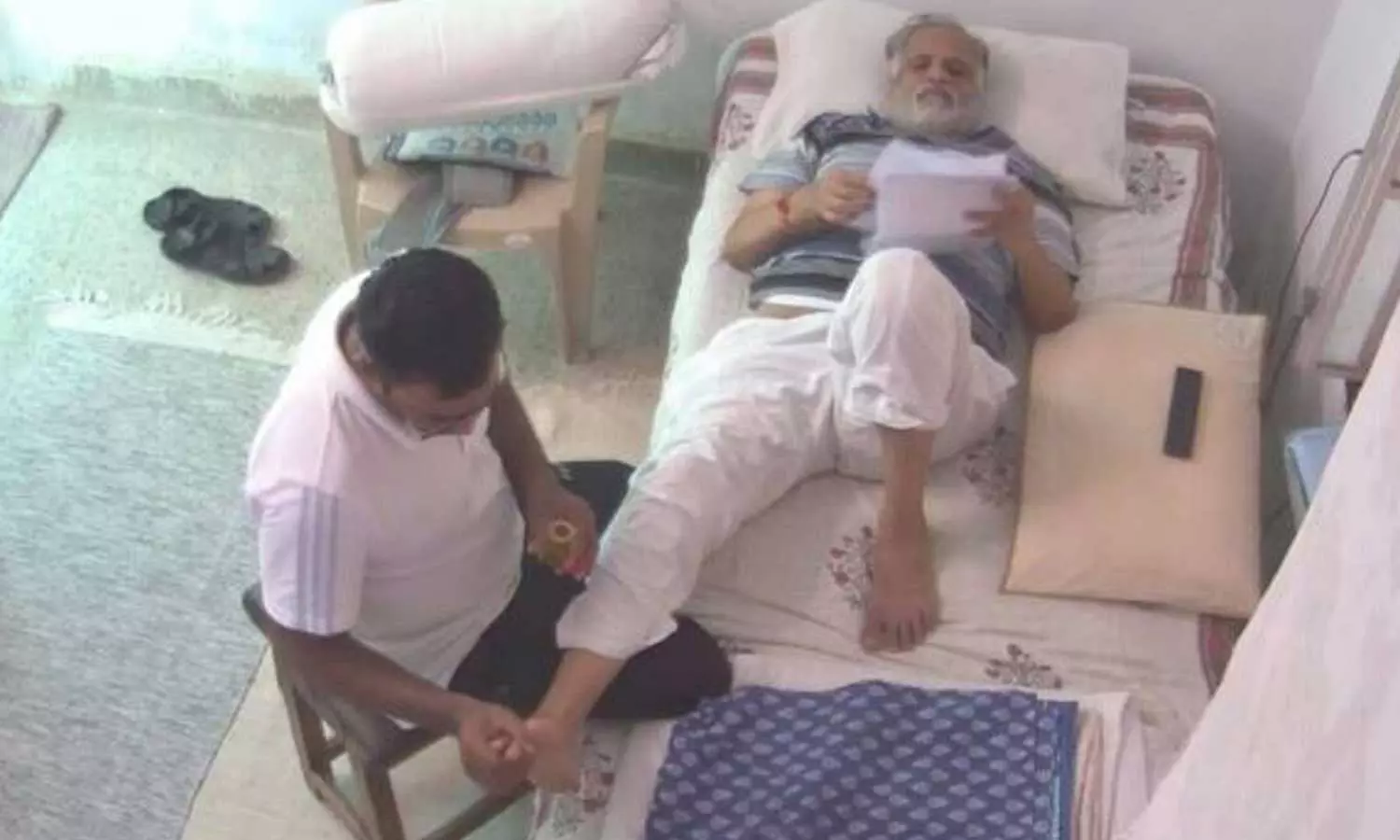 കൊടും കുറ്റവാളി മന്ത്രിയുടെ കാൽ മസാജ് ചെയ്യുന്നത് ആശങ്കയുണ്ടാക്കുന്നു; ആം ആദ്മി നേതാവിനെതിരെ വനിതാകമ്മീഷന് കത്തയച്ച് ബി.ജെ.പി