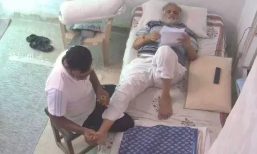 കൊടും കുറ്റവാളി മന്ത്രിയുടെ കാൽ മസാജ് ചെയ്യുന്നത് ആശങ്കയുണ്ടാക്കുന്നു; ആം ആദ്മി നേതാവിനെതിരെ വനിതാകമ്മീഷന് കത്തയച്ച് ബി.ജെ.പി കൊടും കുറ്റവാളി മന്ത്രിയുടെ കാൽ മസാജ് ചെയ്യുന്നത് ആശങ്കയുണ്ടാക്കുന്നു; ആം ആദ്മി നേതാവിനെതിരെ വനിതാകമ്മീഷന് കത്തയച്ച് ബി.ജെ.പി