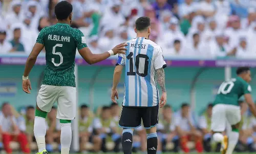 നിങ്ങൾ ജയിക്കില്ല; മെസിയുടെ തോളിൽ തട്ടി സൗദി താരം പറഞ്ഞു നിങ്ങൾ ജയിക്കില്ല; മെസിയുടെ തോളിൽ തട്ടി സൗദി താരം പറഞ്ഞു