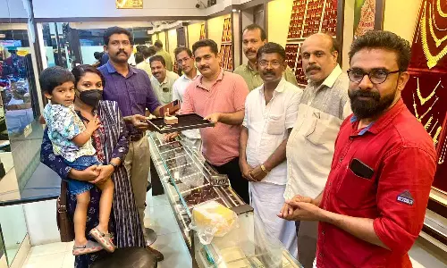 ഒരു വർഷം മുമ്പ് മറന്നുവെച്ച സ്വർണം യഥാർഥ ഉടമക്ക് തിരിച്ചു നൽകി ജ്വല്ലറി ഉടമ