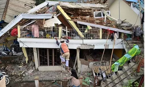 ഭൂകമ്പാവശിഷ്ടങ്ങള്‍ക്കിടയില്‍  വെള്ളമോ ഭക്ഷണമോ ഇല്ലാതെ രണ്ടുദിവസം; ആറുവയസുകാരനെ അത്ഭുതമായി രക്ഷപ്പെടുത്തി