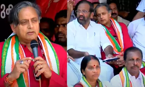 തിരുവനന്തപുരം കോർപ്പറേഷൻ സമരവേദിയിലും തരൂർ: വിമർശനത്തിന് മറുപടി തിരുവനന്തപുരം കോർപ്പറേഷൻ സമരവേദിയിലും തരൂർ: വിമർശനത്തിന് മറുപടി