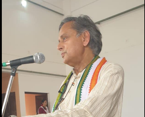 എല്ലാം പാര്‍ട്ടിക്കു വേണ്ടി; വിവാദത്തിനിടയിലും നിലപാടിലുറച്ച് തരൂര്‍