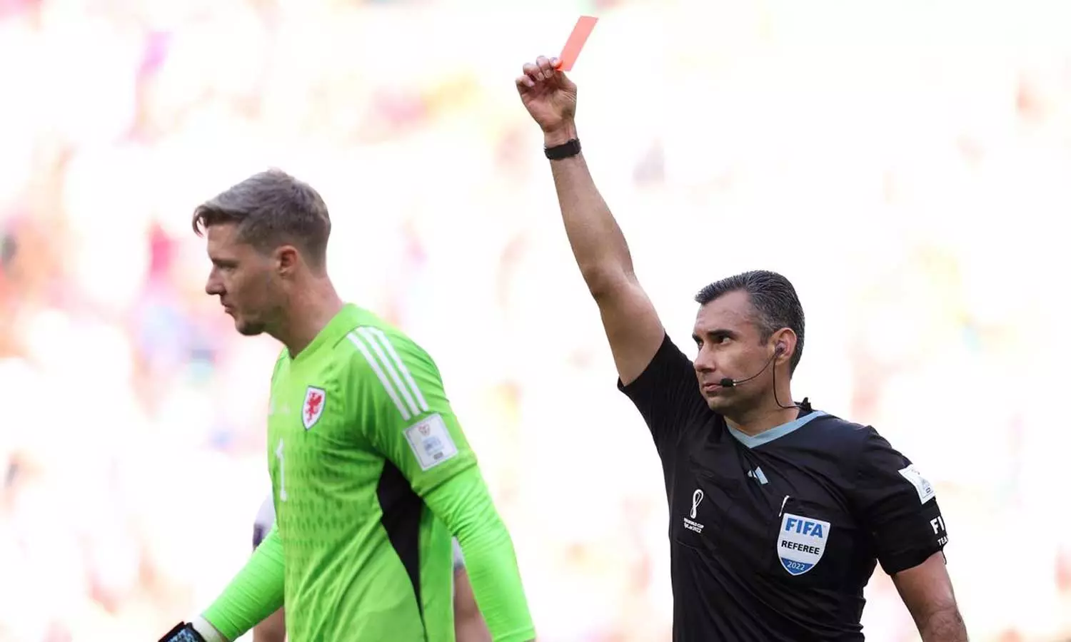 ഈ ലോകകപ്പിലെ ആദ്യ ചുവപ്പുകാർഡ് ഹെന്നിസ്സിയുടെ പേരിൽ