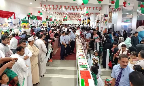 സലാല ലുലുവിൽ കൂറ്റൻ കേക്ക് മുറിച്ച് ദേശീയദിനാഘോഷം