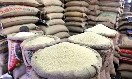 പ്രളയകാലത്ത് നൽകിയ അരിയുടെ വില കേരളത്തോട് പിടിച്ചുവാങ്ങി കേന്ദ്രം; 205.81 കോടിരൂപ നൽകാനുള്ള ഫയലിൽ മുഖ്യമന്ത്രി ഒപ്പിട്ടു