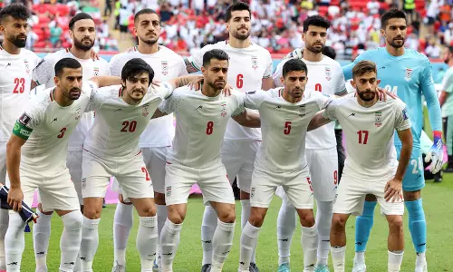 നിശബ്ദ പ്രതിഷേധം നിർത്തി; ദേശീയഗാനം ആലപിച്ച് ഇറാൻ താരങ്ങൾ നിശബ്ദ പ്രതിഷേധം നിർത്തി; ദേശീയഗാനം ആലപിച്ച് ഇറാൻ താരങ്ങൾ