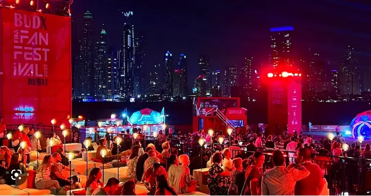 ദുബൈ നിറഞ്ഞ് ഫുട്ബാൾ പ്രേമികൾ;   ഫുട്ബാൾ ആവേശമൊരുക്കി ഹോട്ടലുകളും