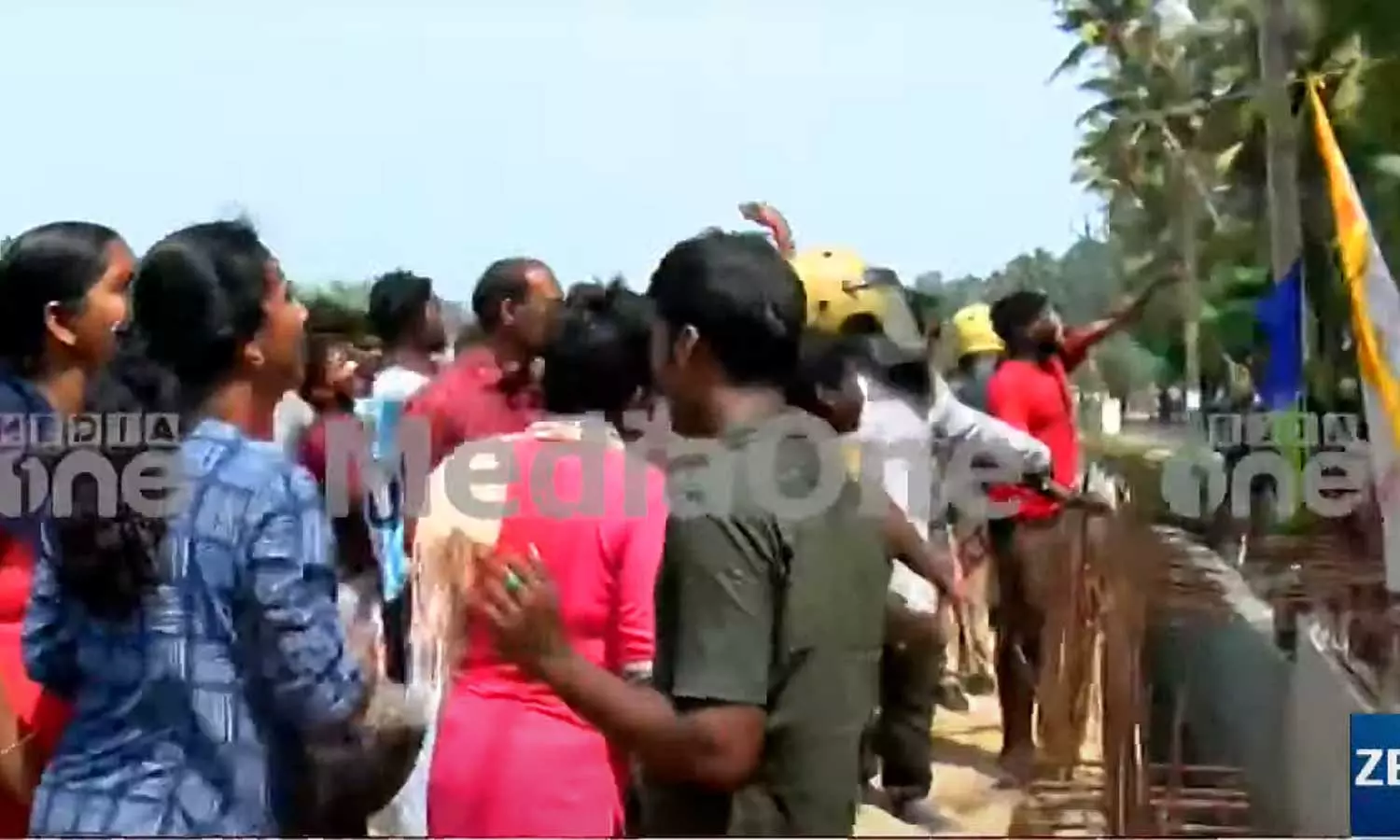 വിഴിഞ്ഞത്ത് വീണ്ടും സംഘർഷം; സമരക്കാർ ലോറി തടഞ്ഞു-പദ്ധതി അനുകൂലികൾക്കുനേരെ കല്ലേറ്