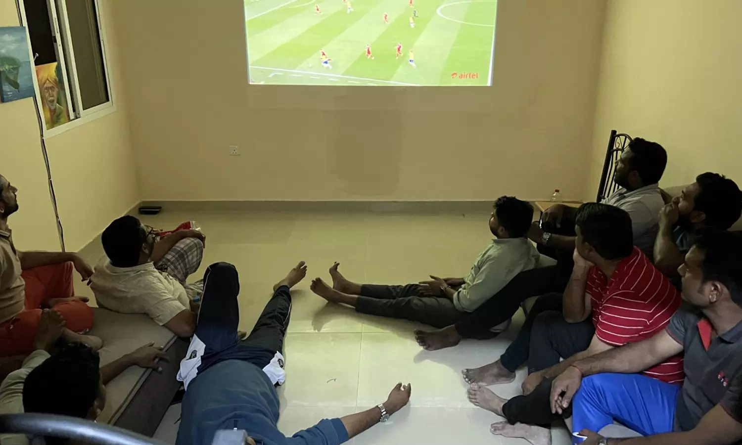 എങ്ങും ഫുട്ബോൾ ചർച്ച: ഫാൻസ് സോണുകളായി മലയാളി ബാച്ചിലർ മുറികൾ എങ്ങും ഫുട്ബോൾ ചർച്ച: ഫാൻസ് സോണുകളായി മലയാളി ബാച്ചിലർ മുറികൾ