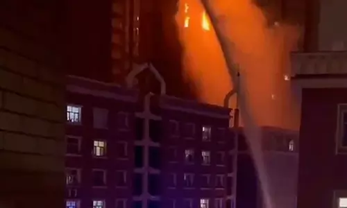 കോവിഡ് ലോക്ക്ഡൗണിനിടെ തീപ്പിടിത്തത്തിൽ പത്ത് മരണം; നിയന്ത്രണങ്ങൾക്കെതിരെ ചൈനയിൽ പ്രതിഷേധവുമായി ജനം തെരുവിൽ