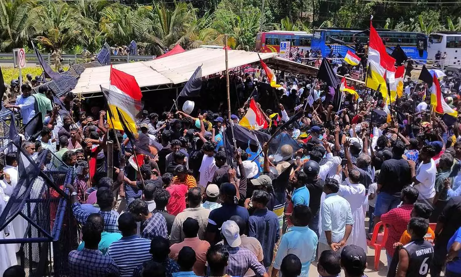 വിഴിഞ്ഞം സമരത്തിനിടെയുണ്ടായ അതിക്രമങ്ങളിൽ പൊലീസ് കേസെടുത്തു; വൈദികർ അടക്കം പ്രതികൾ