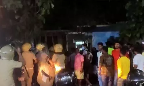 വിഴിഞ്ഞത്ത് സംഘര്‍ഷാവസ്ഥ; മത്സ്യത്തൊഴിലാളികൾ പൊലീസ് സ്റ്റേഷൻ വളഞ്ഞു, രണ്ട്  ജീപ്പുകൾ തകർത്തു