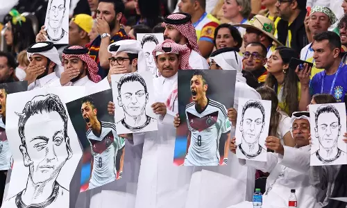 ഗാലറി നിറയെ ഓസിലിന്റെ ചിത്രങ്ങള്; വേറിട്ട പ്രതിഷേധവുമായി ആരാധകര് ഗാലറി നിറയെ ഓസിലിന്റെ ചിത്രങ്ങള്; വേറിട്ട പ്രതിഷേധവുമായി ആരാധകര്