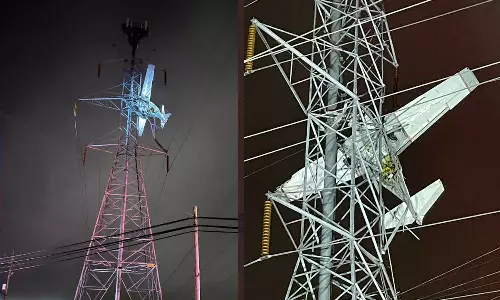 വിമാനം വൈദ്യുത തൂണിലേക്ക് ഇടിച്ചുകയറി; 90,000 വീടുകളിൽ വൈദ്യുതി മുടങ്ങി വിമാനം വൈദ്യുത തൂണിലേക്ക് ഇടിച്ചുകയറി; 90,000 വീടുകളിൽ വൈദ്യുതി മുടങ്ങി