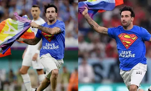 മത്സരത്തിനിടെ മഴവിൽ പതാകയുമായി മൈതാനത്തിറങ്ങി യുവാവ് മത്സരത്തിനിടെ മഴവിൽ പതാകയുമായി മൈതാനത്തിറങ്ങി യുവാവ്