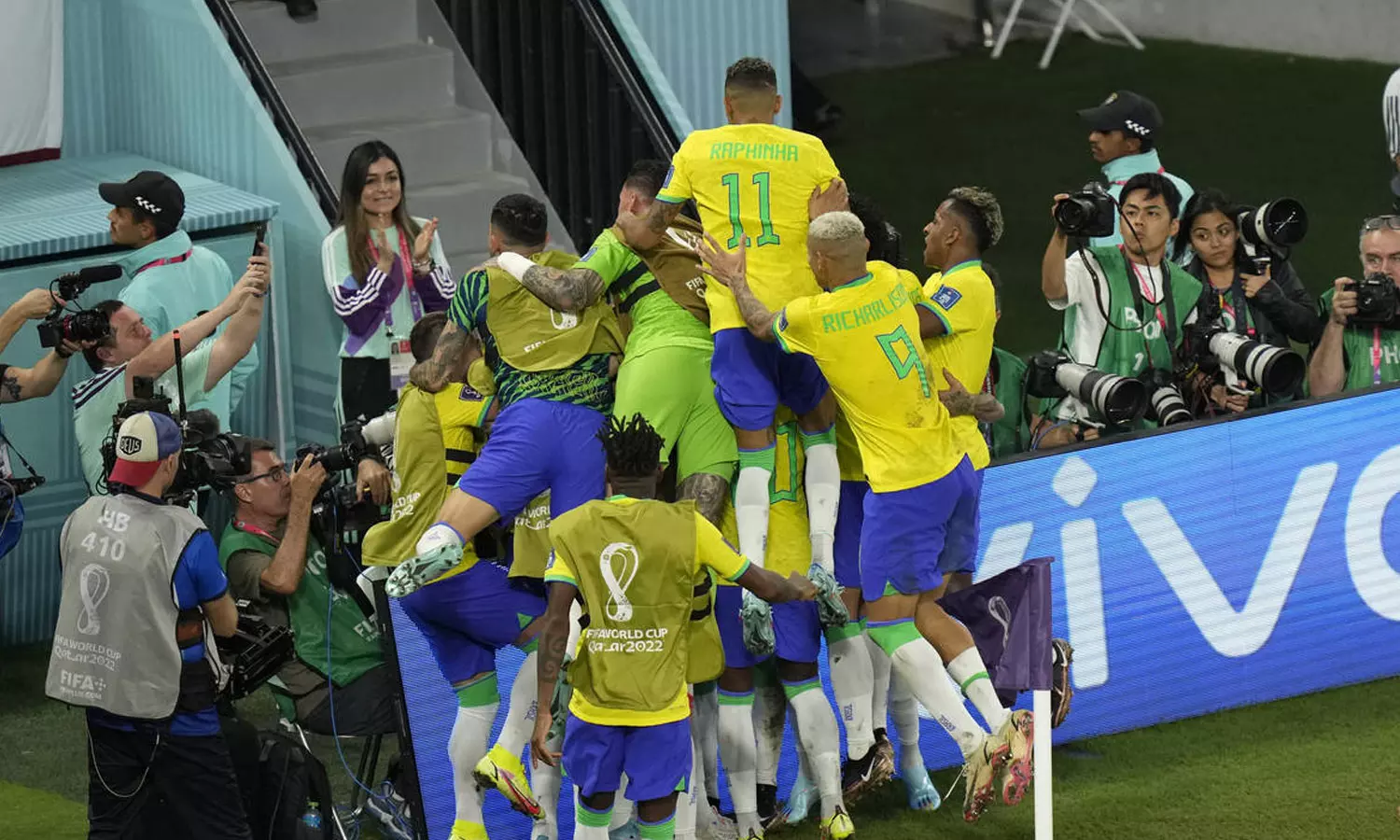 ഗോളാഘോഷിക്കാൻ പരിക്കേറ്റ ഡാനിലോയേയും ചുമലിലേറ്റി ഓടി വെവേർട്ടൺ ഗോളാഘോഷിക്കാൻ പരിക്കേറ്റ ഡാനിലോയേയും ചുമലിലേറ്റി ഓടി വെവേർട്ടൺ