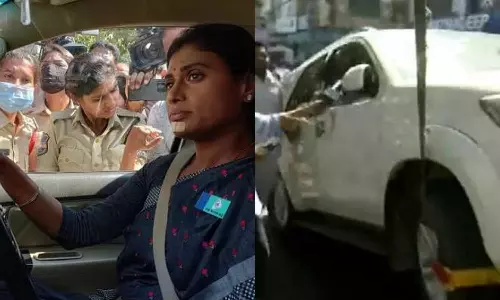 മുഖ്യമന്ത്രിയുടെ വസതിക്ക് മുന്നിൽ പ്രതിഷേധം; ശർമിള റെഡ്ഡിയെ കാറിലിരുത്തി ക്രെയിനുപയോഗിച്ച് വലിച്ചുമാറ്റി പൊലീസ് മുഖ്യമന്ത്രിയുടെ വസതിക്ക് മുന്നിൽ പ്രതിഷേധം; ശർമിള റെഡ്ഡിയെ കാറിലിരുത്തി ക്രെയിനുപയോഗിച്ച് വലിച്ചുമാറ്റി പൊലീസ്