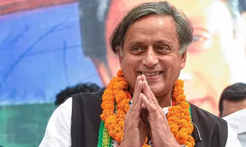 ശശി തരൂരും കേരളത്തിലെ കോൺഗ്രസും ഏറ്റുമുട്ടുമ്പോൾ