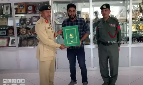 വീണുകിട്ടിയ 46,000 ദിർഹം തിരിച്ചേൽപിച്ചു: മലയാളിക്ക് ദുബൈ പൊലീസിന്റെ ആദരം