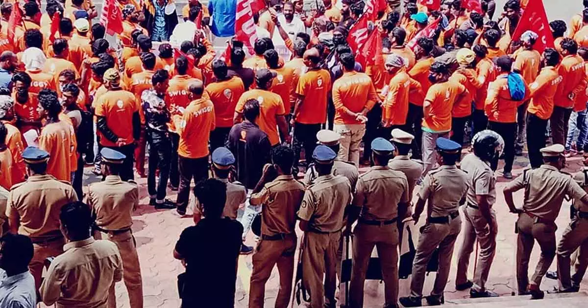 സ്വിഗ്ഗി തൊഴിലാളികളുടെ സമരത്തിന് ഐക്യദാര്ഢ്യവുമായി എ.ഐ.വൈ.എഫ് സ്വിഗ്ഗി തൊഴിലാളികളുടെ സമരത്തിന് ഐക്യദാര്ഢ്യവുമായി എ.ഐ.വൈ.എഫ്