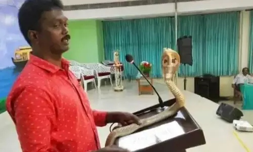 സെമിനാറിൽ വിഷപാമ്പുകളെ പ്രദർശിപ്പിച്ചു; വാവ സുരേഷിനെതിരെ വനം വകുപ്പ് കേസെടുത്തു