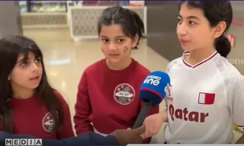 മെട്രോ സ്റ്റേഷനുകളിൽ ഖത്തരി കുരുന്നുകളുടെ സ്നേഹ സ്വീകരണത്തിൽ മനം നിറഞ്ഞ് ആരാധകർ മെട്രോ സ്റ്റേഷനുകളിൽ ഖത്തരി കുരുന്നുകളുടെ സ്നേഹ സ്വീകരണത്തിൽ മനം നിറഞ്ഞ് ആരാധകർ