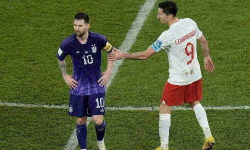 ആദ്യം ശ്രദ്ധിച്ചില്ല, അവസാനം കൈകൊടുത്തു; മെസി-ലെവൻഡോവ്സ്കി വൈറൽ വീഡിയോ ആദ്യം ശ്രദ്ധിച്ചില്ല, അവസാനം കൈകൊടുത്തു; മെസി-ലെവൻഡോവ്സ്കി വൈറൽ വീഡിയോ