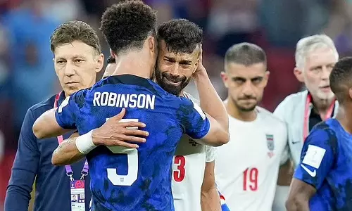 കരച്ചിലടക്കാനാവാതെ റാമിന്‍; ചേര്‍ത്തു പിടിച്ച് റോബിന്‍സണ്‍, വീഡിയോ വൈറല്‍