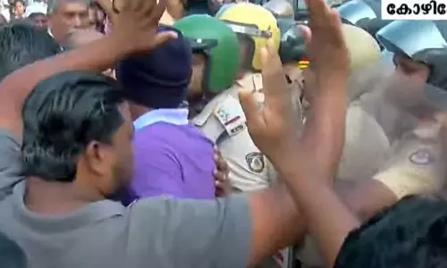 മലിനജല സംസ്‌കരണ പ്ലാന്റിനെതിരെ സമരം ശക്തമാകുന്നു; കോഴിക്കോട് കോർപറേഷൻ ഓഫീസ് വളഞ്ഞ് സമരക്കാർ