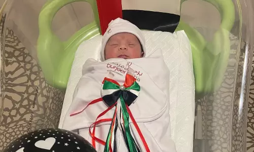 ദേശീയ ദിനത്തിൽ പിറന്ന കുഞ്ഞിന് ഇമാറാത്ത് എന്ന് പേരിട്ട് സിറിയൻ മാതാപിതാക്കൾ ദേശീയ ദിനത്തിൽ പിറന്ന കുഞ്ഞിന് ഇമാറാത്ത് എന്ന് പേരിട്ട് സിറിയൻ മാതാപിതാക്കൾ