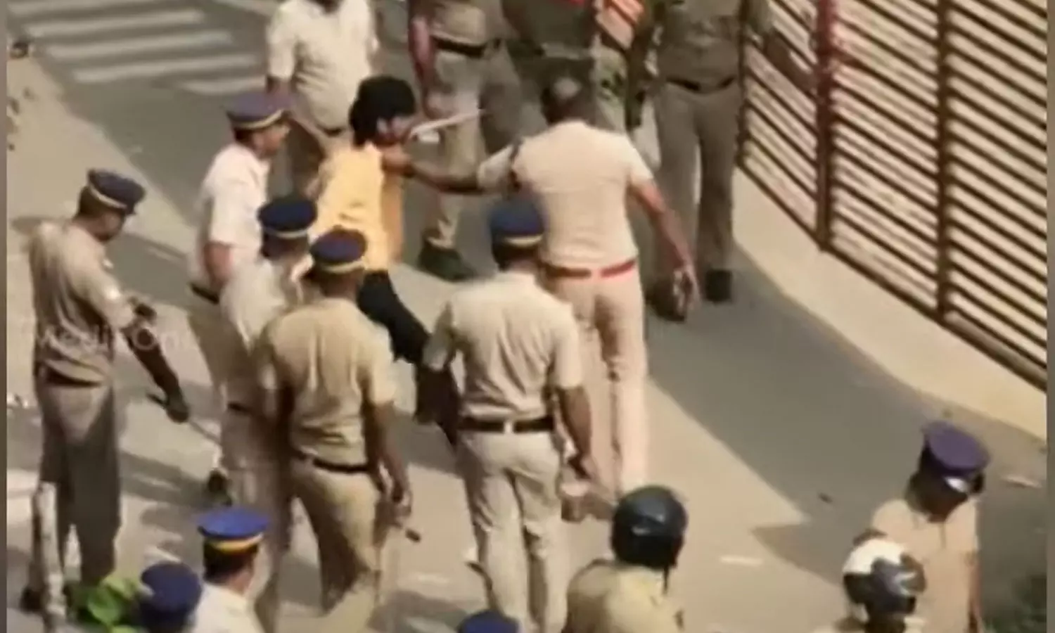 പോളിടെക്നിക്കിൽ യൂണിയൻ തെരഞ്ഞെടുപ്പിനോടനുബന്ധിച്ച് സംഘർഷം; വിദ്യാർഥികൾക്കും പൊലീസുദ്യോഗസ്ഥർക്കും പരിക്ക് പോളിടെക്നിക്കിൽ യൂണിയൻ തെരഞ്ഞെടുപ്പിനോടനുബന്ധിച്ച് സംഘർഷം; വിദ്യാർഥികൾക്കും പൊലീസുദ്യോഗസ്ഥർക്കും പരിക്ക്