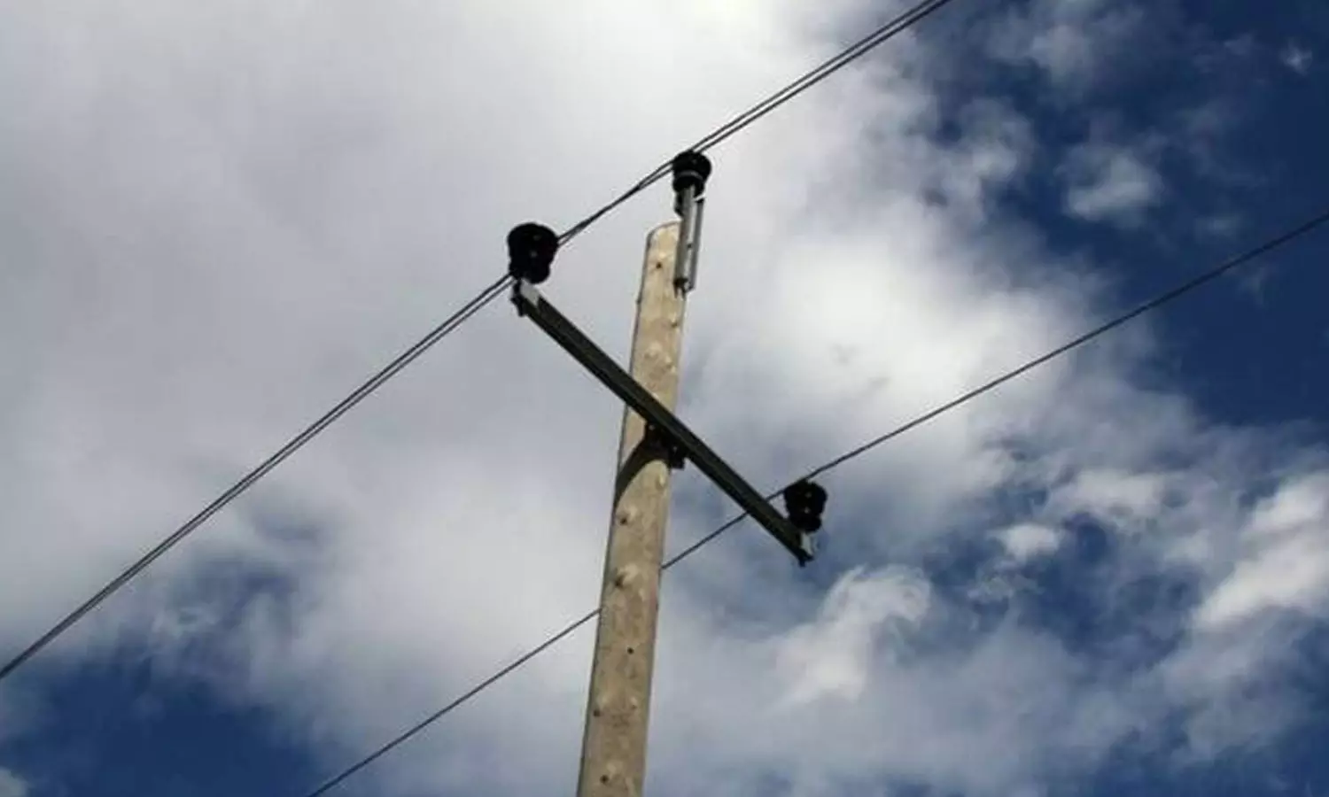 ഏണി ഉയർത്തുന്നതിനിടെ വൈദ്യുതി കമ്പിയിൽ തട്ടി; രണ്ട് പേർ ഷോക്കേറ്റ് മരിച്ചു