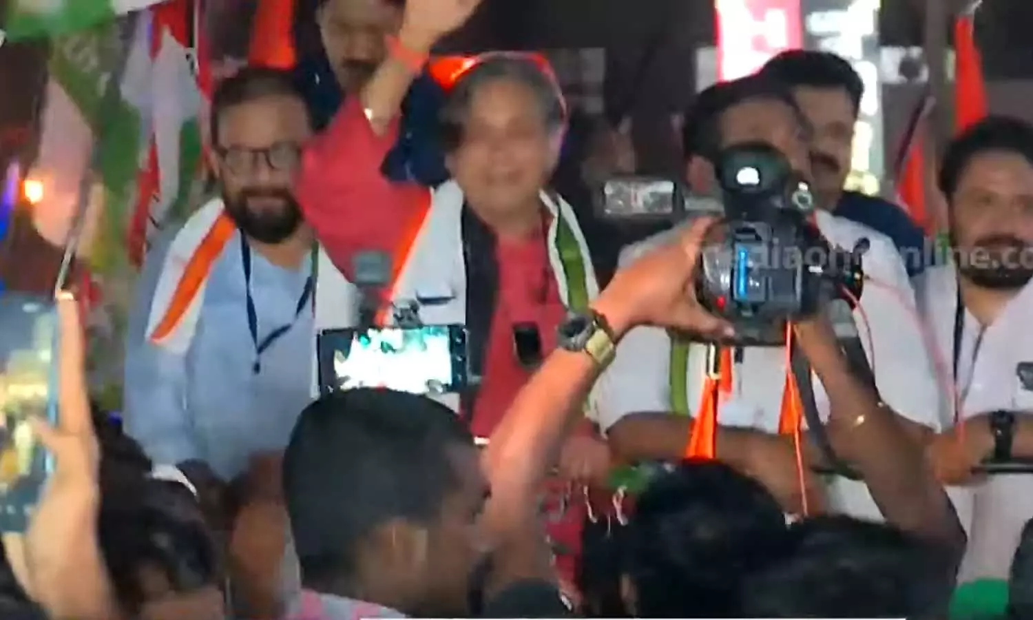 തരൂരിന് കോട്ടയത്ത് യൂത്ത് കോൺഗ്രസിന്റെ വമ്പിച്ച സ്വീകരണം തരൂരിന് കോട്ടയത്ത് യൂത്ത് കോൺഗ്രസിന്റെ വമ്പിച്ച സ്വീകരണം