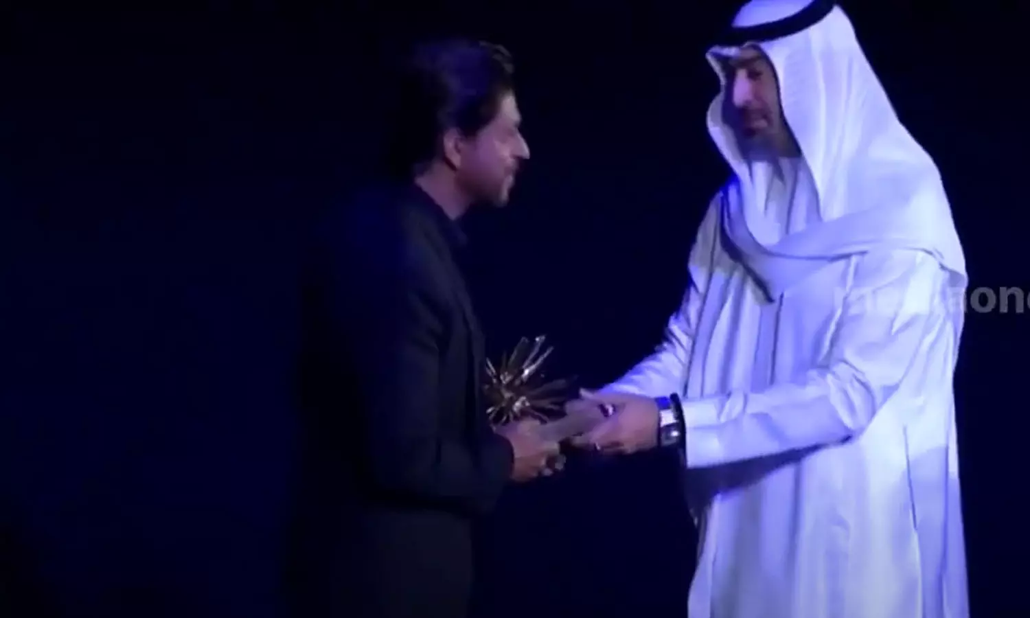 രണ്ടാമത് റെഡ് സീ ഫിലിം ഫെസ്റ്റിവലിന് ജിദ്ദയിൽ തുടക്കം; ഷാരൂഖ് ഖാന് സൗദിയുടെ ആദരം രണ്ടാമത് റെഡ് സീ ഫിലിം ഫെസ്റ്റിവലിന് ജിദ്ദയിൽ തുടക്കം; ഷാരൂഖ് ഖാന് സൗദിയുടെ ആദരം