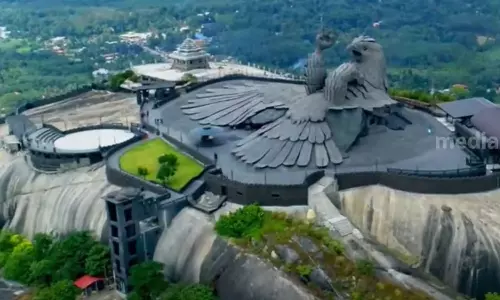 ജഡായുപ്പാറ അഴിമതി; രാജീവ് അഞ്ചലിന് എതിരെ പ്രവാസി നിക്ഷേപകർ