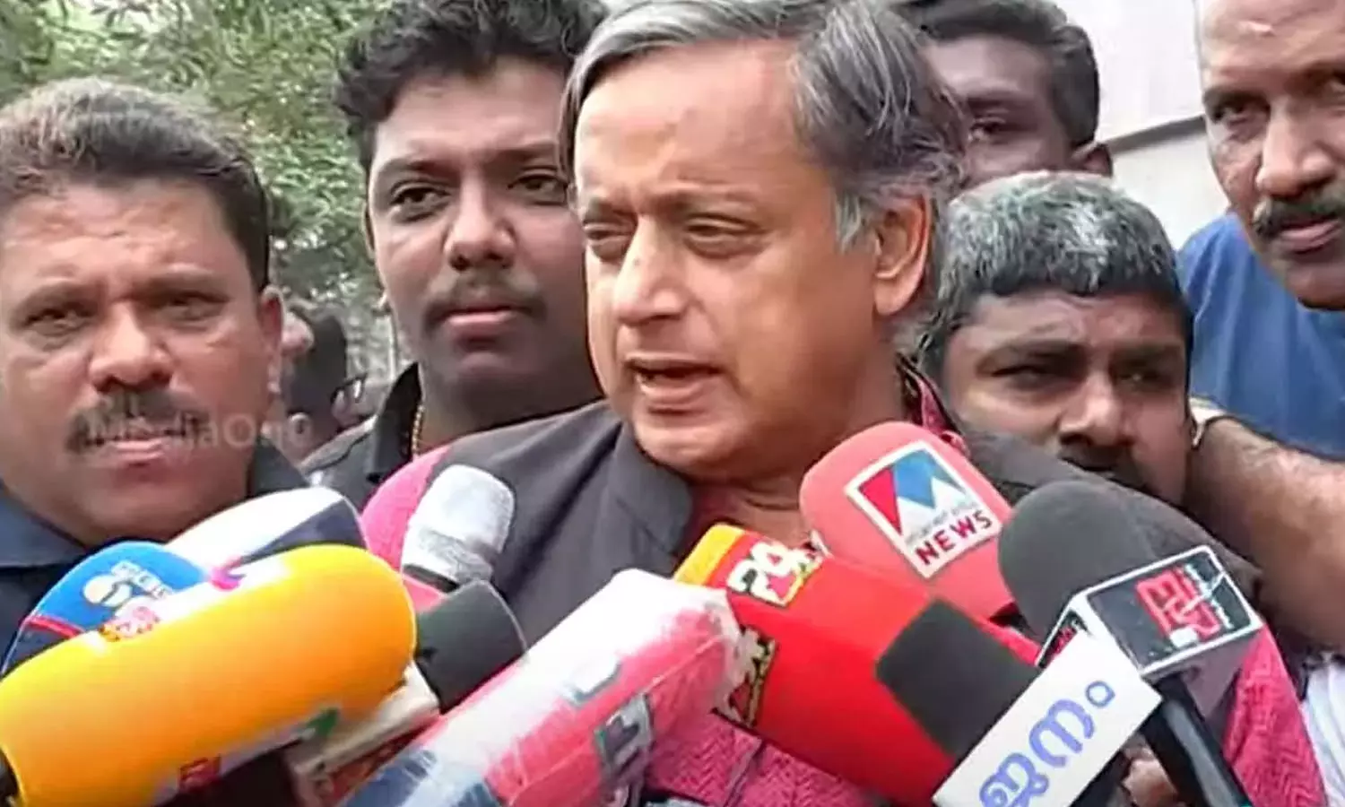 വ്യവസായികൾക്ക് കേരളം സാത്താന്റെ നാട്: ശശി തരൂർ