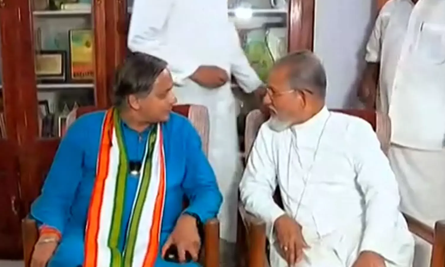 ചങ്ങനാശേരി ആർച്ച് ബിഷപ്പുമായി കൂടിക്കാഴ്ച നടത്തി ശശി തരൂർ: ശബരീനാഥനും ബിഷപ്പ് ഹൗസിൽ ചങ്ങനാശേരി ആർച്ച് ബിഷപ്പുമായി കൂടിക്കാഴ്ച നടത്തി ശശി തരൂർ: ശബരീനാഥനും ബിഷപ്പ് ഹൗസിൽ