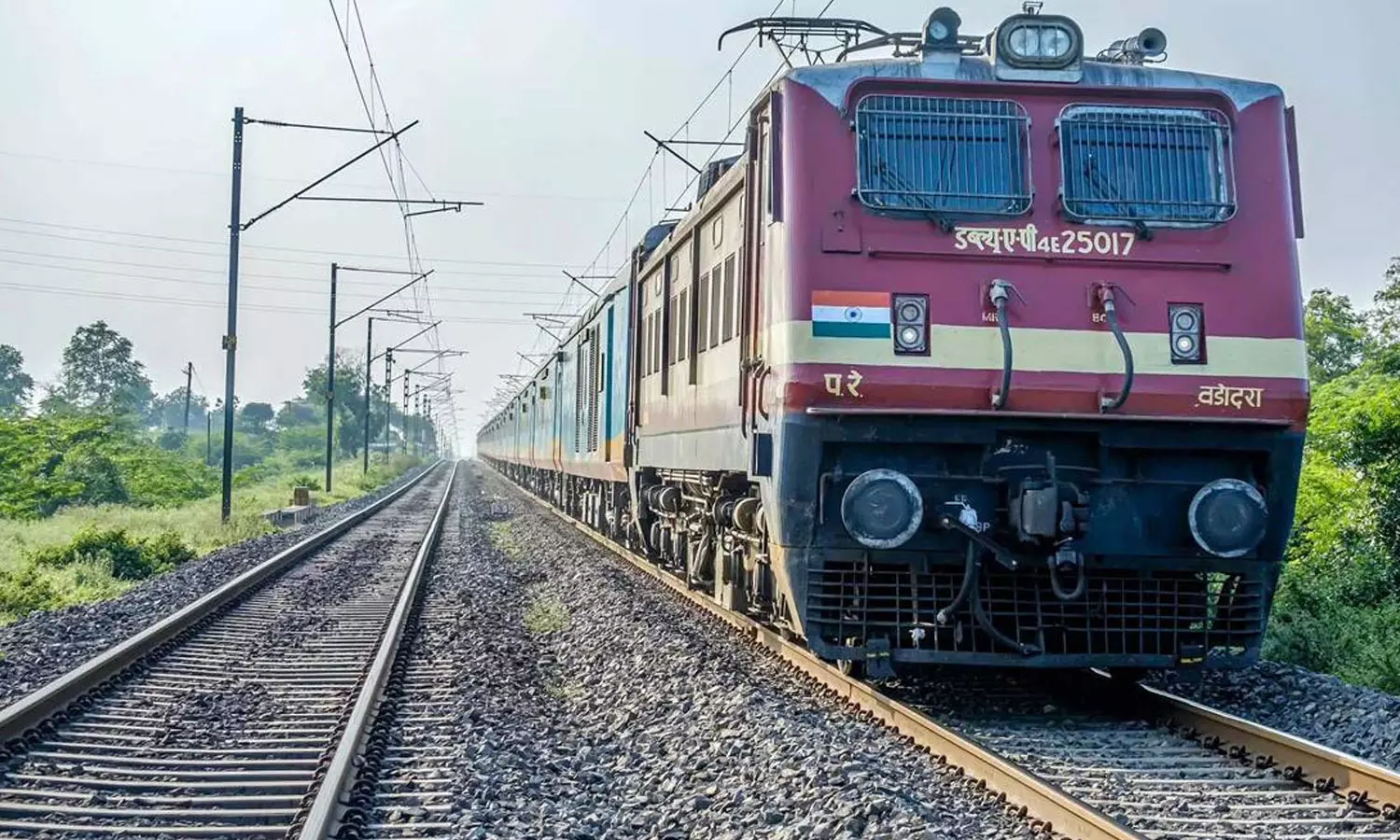 എറണാകുളം നെടുമ്പാശേരിയിൽ യുവാവിനെ ട്രെയിൻ തട്ടി മരിച്ച നിലയിൽ കണ്ടെത്തി എറണാകുളം നെടുമ്പാശേരിയിൽ യുവാവിനെ ട്രെയിൻ തട്ടി മരിച്ച നിലയിൽ കണ്ടെത്തി