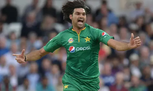 കളിക്കാരെ രാഷ്ട്രീയത്തിൽ നിന്ന് അകറ്റി നിർത്തണം, പാകിസ്താൻ ഇന്ത്യയിലേക്ക് പോകണം: മുഹമ്മദ് ഇർഫാൻ