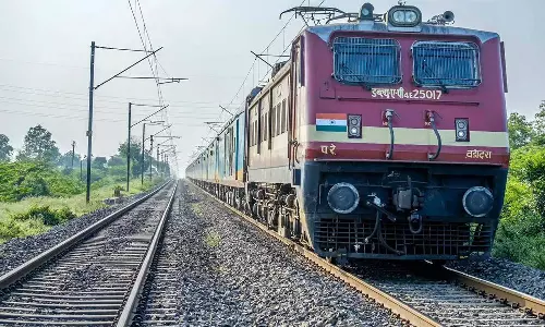 എറണാകുളം നെടുമ്പാശേരിയിൽ യുവാവിനെ ട്രെയിൻ തട്ടി മരിച്ച നിലയിൽ കണ്ടെത്തി