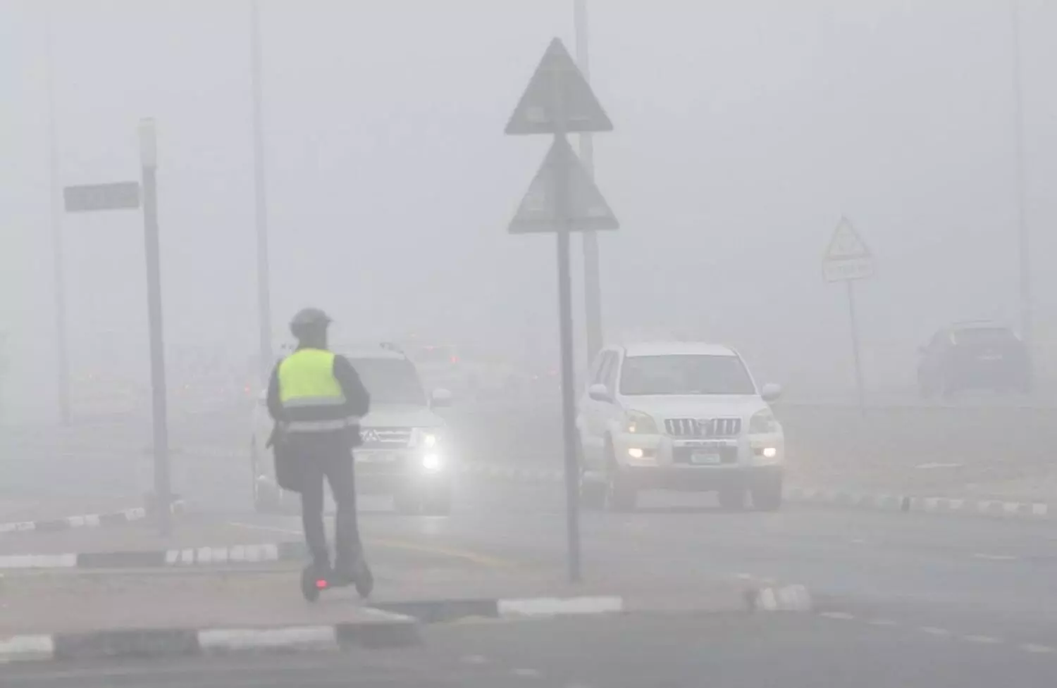 യു.എ.ഇയിൽ കനത്ത മൂടൽമഞ്ഞ്; വാഹനമോടിക്കുന്നവർക്ക് ജാഗ്രതാ നിർദ്ദേശം യു.എ.ഇയിൽ കനത്ത മൂടൽമഞ്ഞ്; വാഹനമോടിക്കുന്നവർക്ക് ജാഗ്രതാ നിർദ്ദേശം