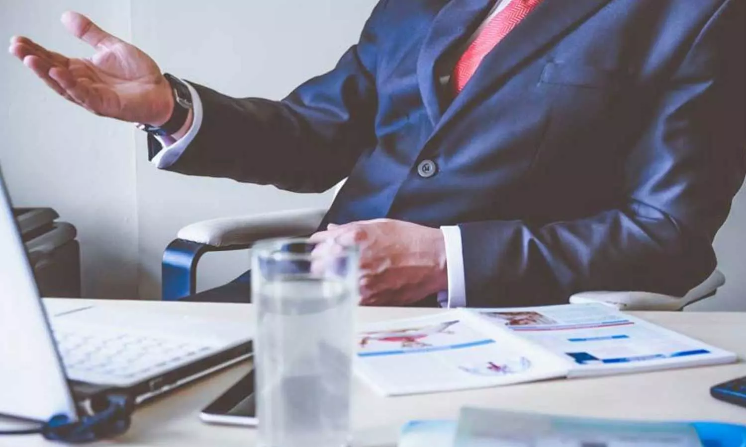 ഒരു ജോലിയും ചെയ്യിക്കുന്നില്ല, ശമ്പളം 1.03 കോടി; തൊഴിലുടമയെ കോടതി കയറ്റി ജീവനക്കാരൻ