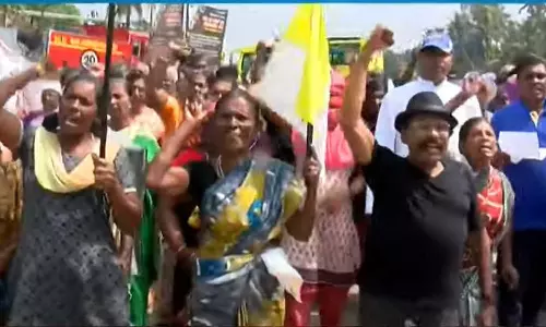 വിഴിഞ്ഞം സമരം അവസാനിപ്പിക്കാൻ സമവായ നീക്കങ്ങൾ സജീവം; സമാധാന ദൗത്യ സംഘം ഇന്ന് പദ്ധതി പ്രദേശത്ത് വിഴിഞ്ഞം സമരം അവസാനിപ്പിക്കാൻ സമവായ നീക്കങ്ങൾ സജീവം; സമാധാന ദൗത്യ സംഘം ഇന്ന് പദ്ധതി പ്രദേശത്ത്