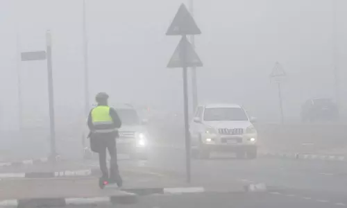 യു.എ.ഇയിൽ കനത്ത മൂടൽമഞ്ഞ്;   വാഹനമോടിക്കുന്നവർക്ക് ജാഗ്രതാ നിർദ്ദേശം