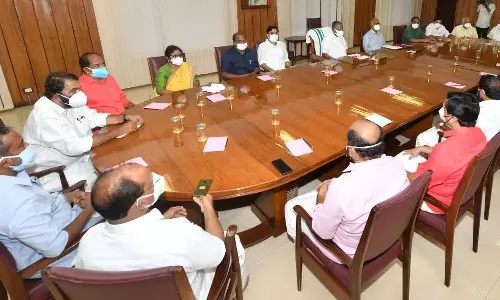 വിഴിഞ്ഞം; മന്ത്രിമാരുടെ അടിയന്തര യോഗം വിളിച്ച് മുഖ്യമന്ത്രി