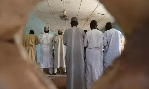 പള്ളിയിൽക്കയറി ഇമാം അടക്കം 12 പേരെ വെടിവച്ച് കൊന്നു; നിരവധി പേരെ തട്ടിക്കൊണ്ടുപോയി പള്ളിയിൽക്കയറി ഇമാം അടക്കം 12 പേരെ വെടിവച്ച് കൊന്നു; നിരവധി പേരെ തട്ടിക്കൊണ്ടുപോയി