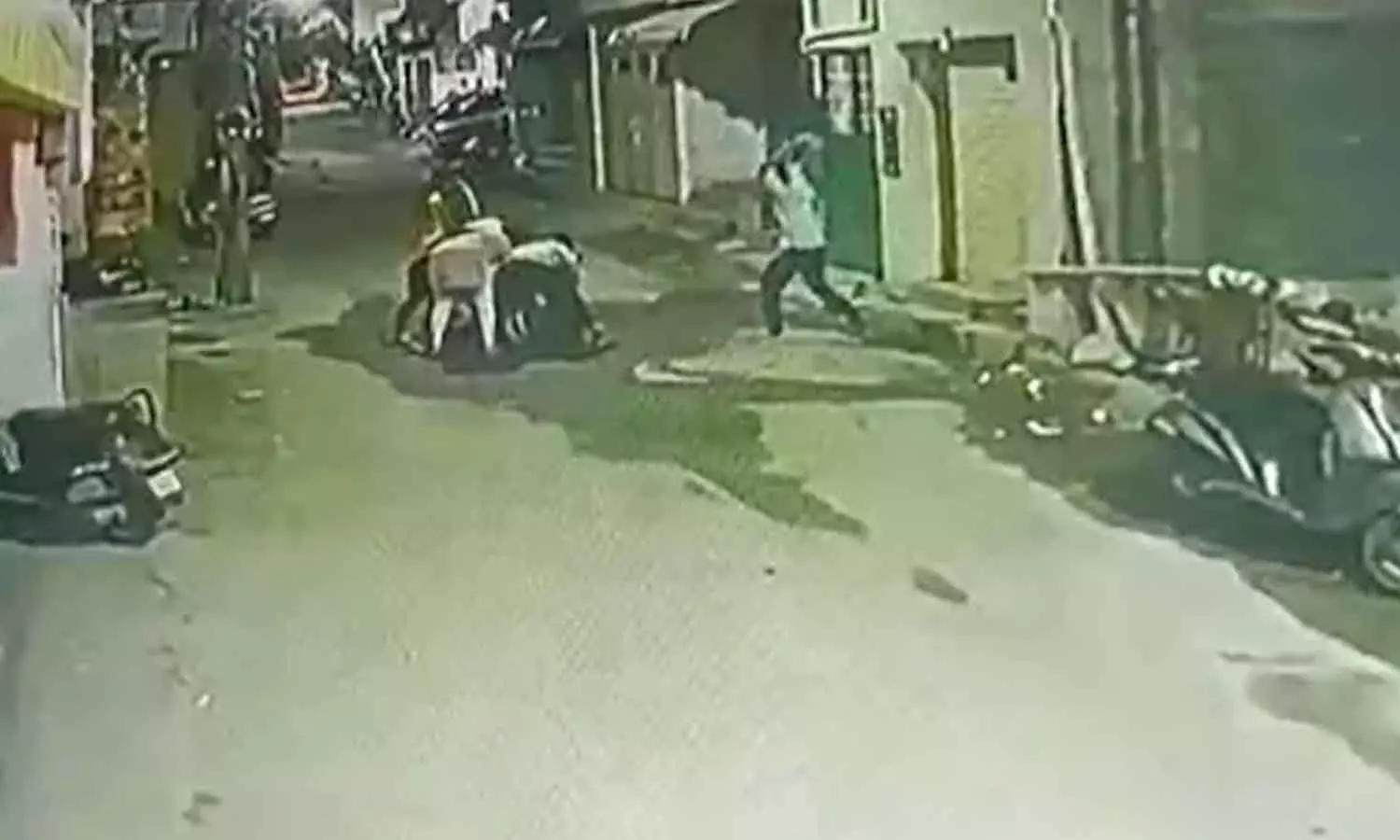 ആറംഗ സംഘം യുവാവിനെ കല്ലുകൊണ്ട് തലക്കടിച്ച് കൊലപ്പെടുത്തി; സി.സി.ടി.വി ദൃശ്യങ്ങൾ പുറത്ത് ആറംഗ സംഘം യുവാവിനെ കല്ലുകൊണ്ട് തലക്കടിച്ച് കൊലപ്പെടുത്തി; സി.സി.ടി.വി ദൃശ്യങ്ങൾ പുറത്ത്